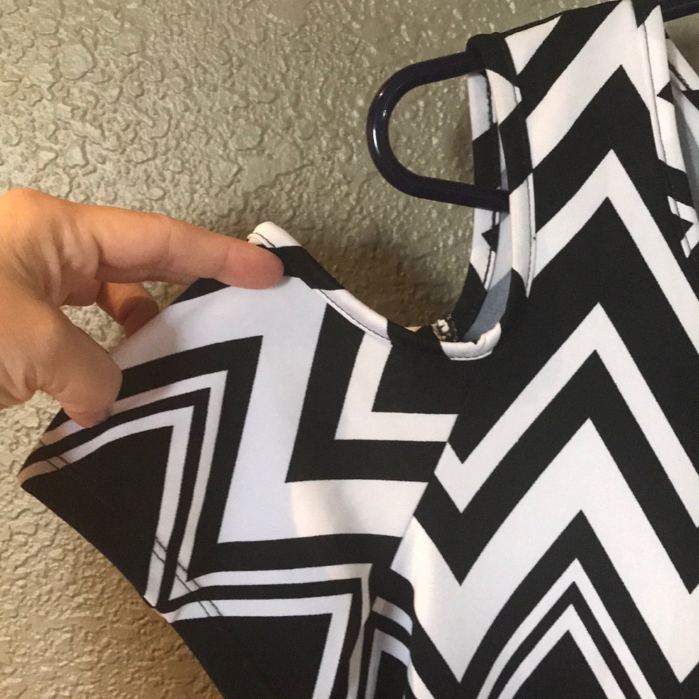 Cold Shoulder Chevron top - Picture 4 of 5